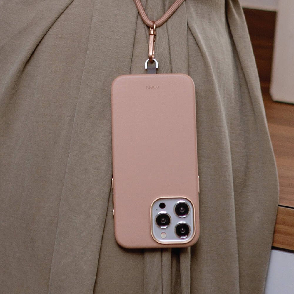 Coehl Muse iPhone 15 Pro Max M-safe Şarj Özellikli Soft Arka Yüzey Askı İpli Telefon Kılıfı