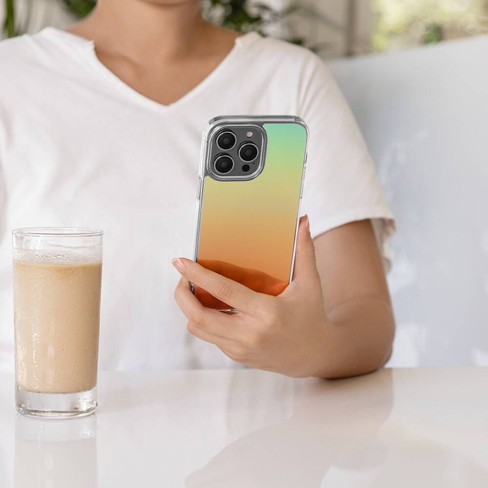 Switcheasy Crush Plus iPhone 14 Pro Max Renk Geçişli Kenarları Şeffaf Tasarımlı Lisanslı Kılıf