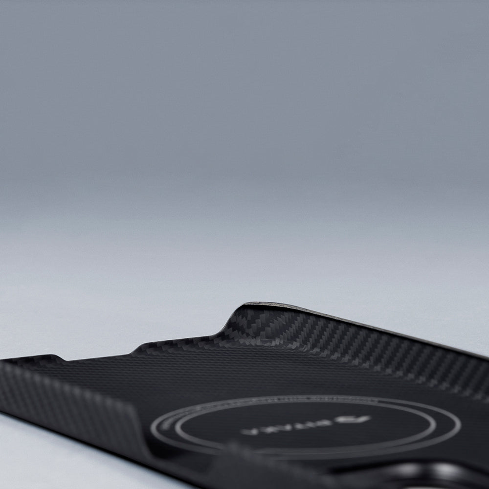 Pitaka Ultra-Slim Classic Serisi iPhone 15 Plus M-safe Şarj Özellikli 600D Aramid Fiber Black-Grey Twill Kılıf