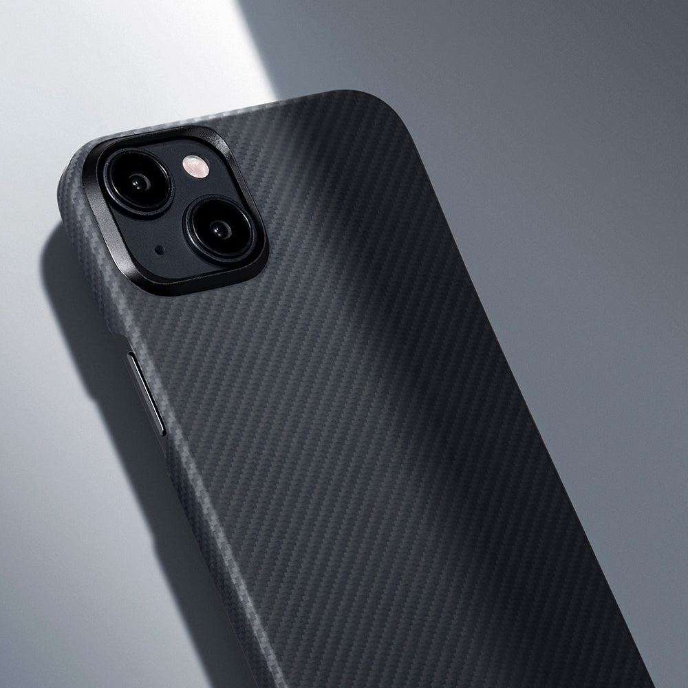Pitaka Ultra-Slim Classic Serisi iPhone 15 Plus M-safe Şarj Özellikli 600D Aramid Fiber Black-Grey Twill Kılıf