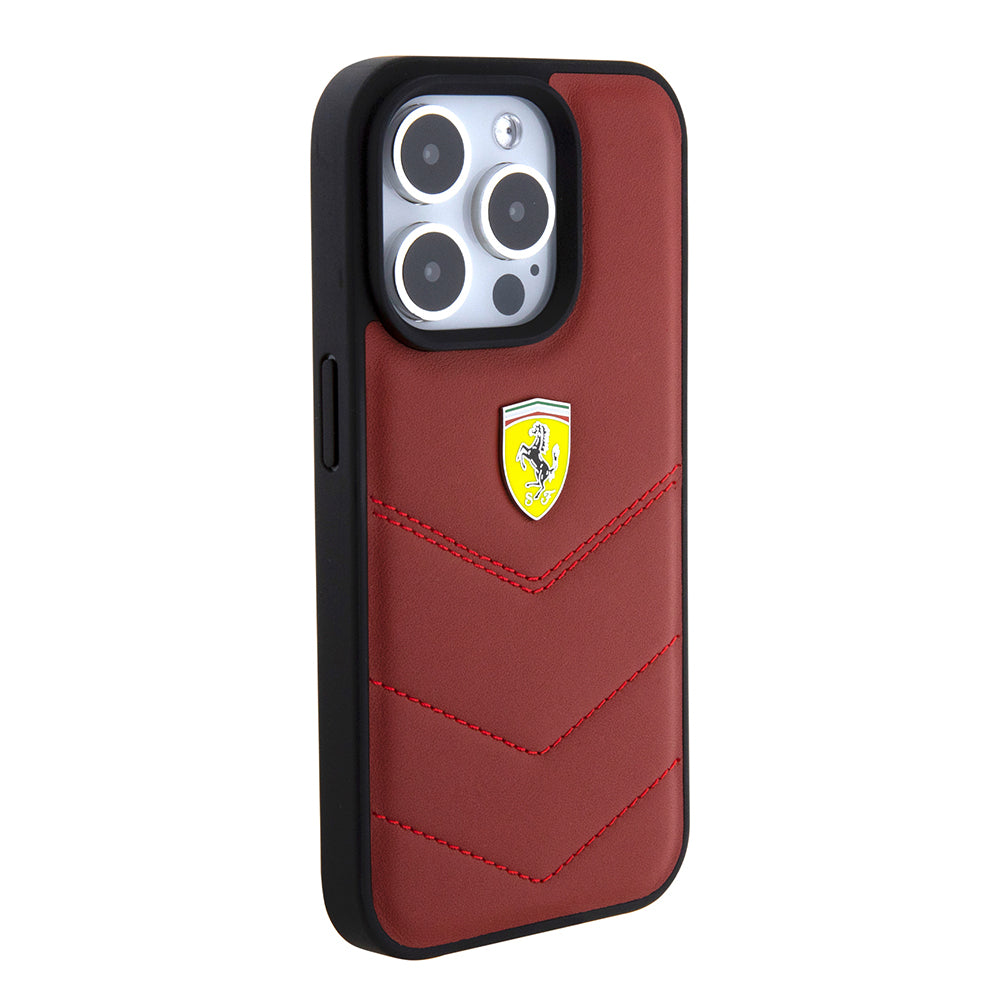 Ferrari iPhone 15 Pro Orjinal Lisanslı Deri Dikişli Arka Yüzey Metal Logo Tasarımlı Kılıf