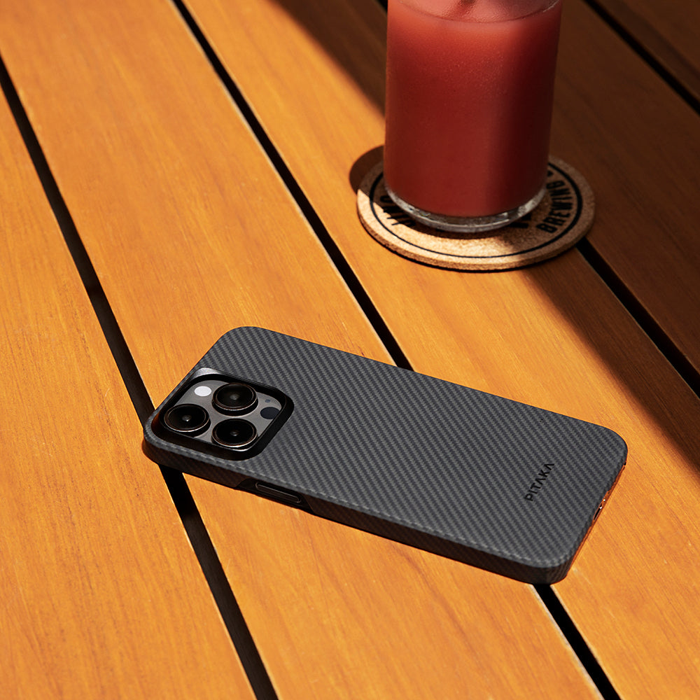 Pitaka Ultra-Slim Classic Serisi iPhone 15 Pro Max M-safe Şarj Özellikli 600D Aramid Fiber Black-Grey Twill Kılıf