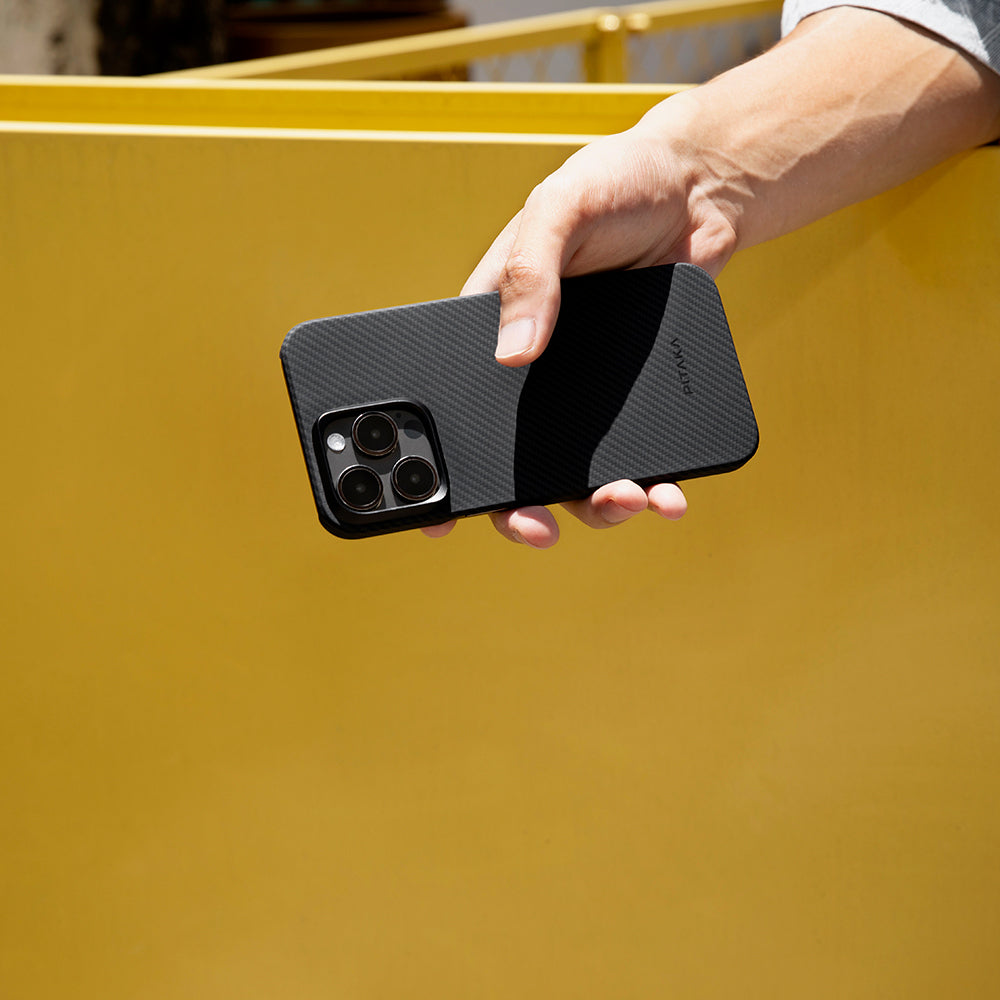 Pitaka Ultra-Slim Classic Serisi iPhone 15 Pro Max M-safe Şarj Özellikli 600D Aramid Fiber Black-Grey Twill Kılıf
