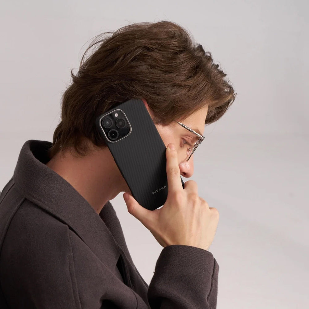 Pitaka Ultra-Slim Classic Serisi iPhone 16 Plus M-safe Şarj Özellikli 600D Aramid Fiber Black-Grey Twill Kılıf