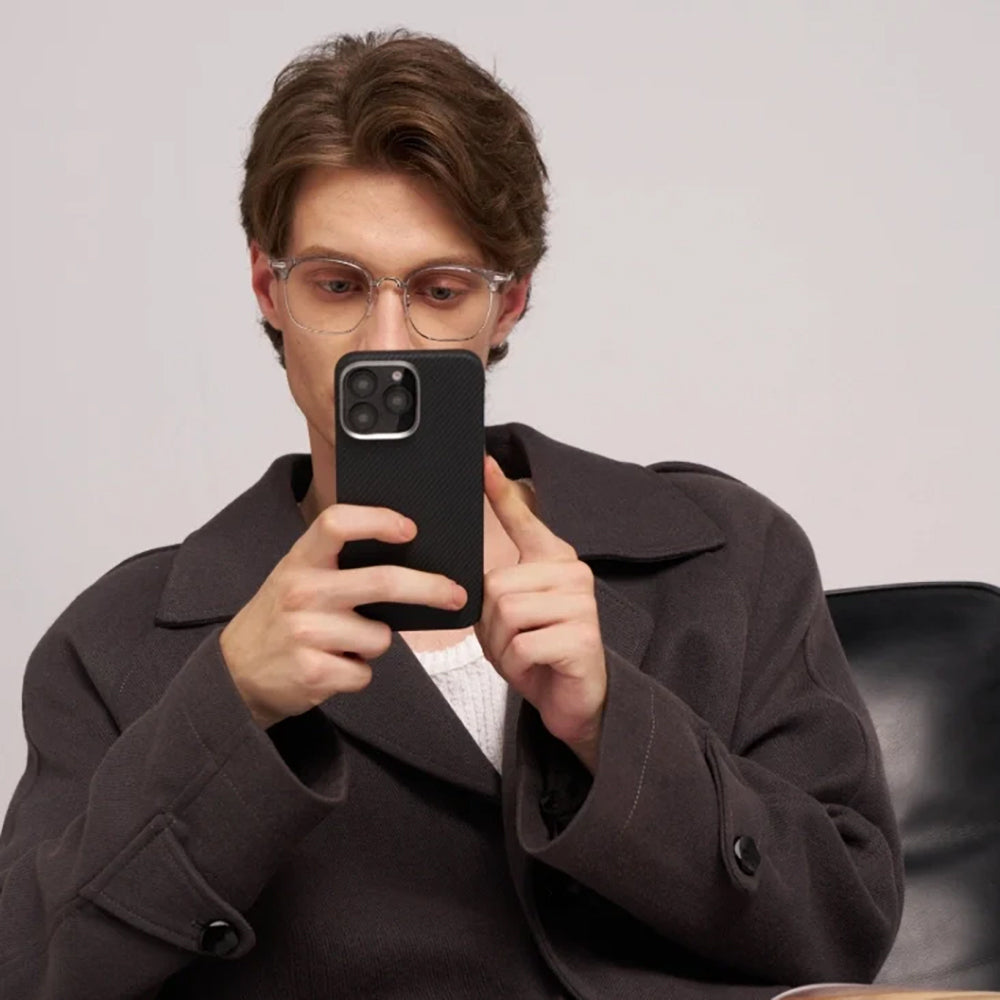 Pitaka Ultra-Slim Classic Serisi iPhone 16 Plus M-safe Şarj Özellikli 600D Aramid Fiber Black-Grey Twill Kılıf