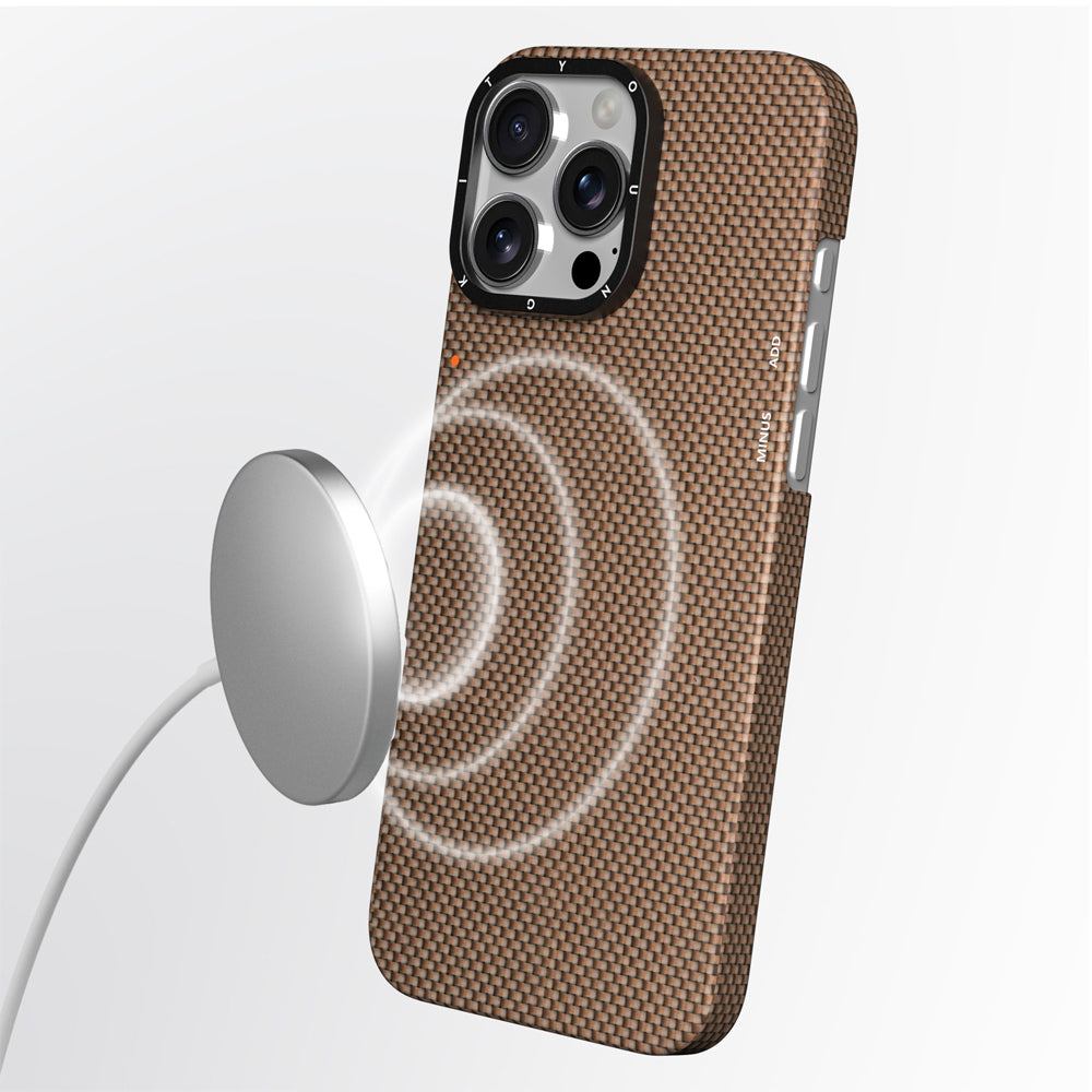 Youngkit Aramid iPhone 16 Pro Magsafe Şarj Özellikli Fiber 1500D Kevlar Extreme Wing Titanyum-Gold Serisi Kılıf