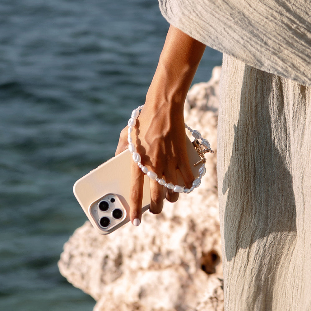 Coehl Muse iPhone 16 Pro Max M-safe Şarj Özellikli Soft Arka Yüzey Askı İpli Kılıf