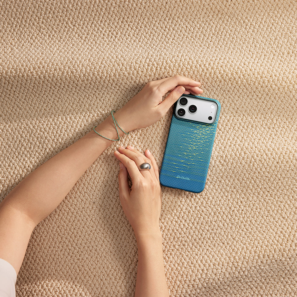 Pitaka Glints of Gold Ultra Slim Serisi iPhone 17 Pro M-safe Şarj Özellikli Aramid Fiber Kılıf