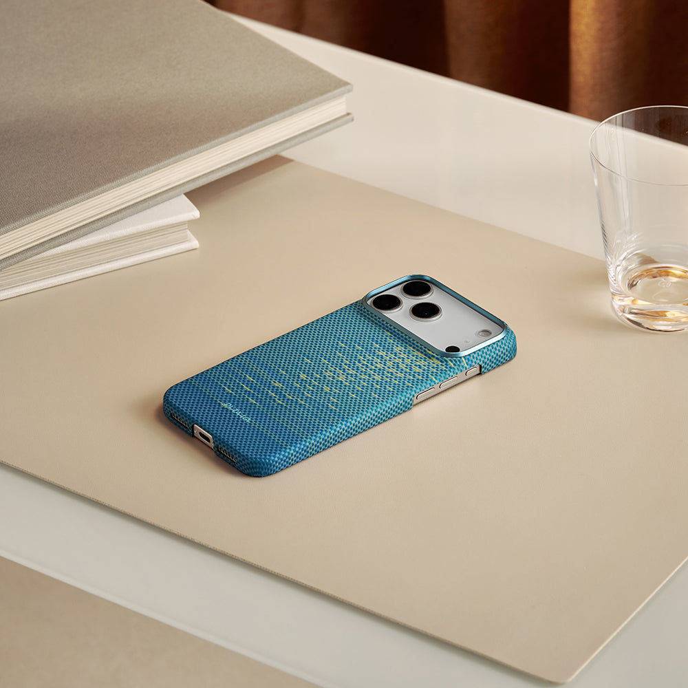 Pitaka Glints of Gold Ultra Slim Serisi iPhone 17 Pro M-safe Şarj Özellikli Aramid Fiber Kılıf