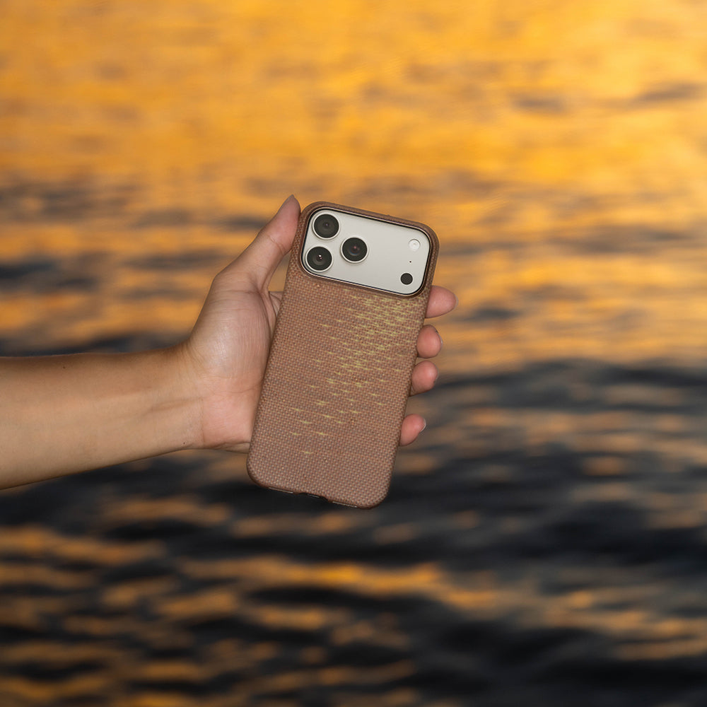 Pitaka Glints of Gold Ultra Slim Serisi iPhone 17 Pro Max M-safe Şarj Özellikli Aramid Fiber Kılıf