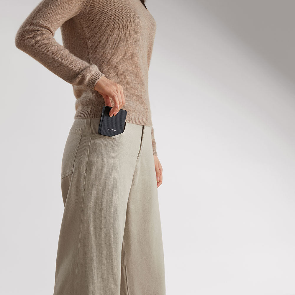 Pitaka Ultra-Slim Classic Serisi Galaxy Z Flip 6 M-safe Şarj Özellikli 600D Aramid Fiber Black-Grey Twill Kılıf