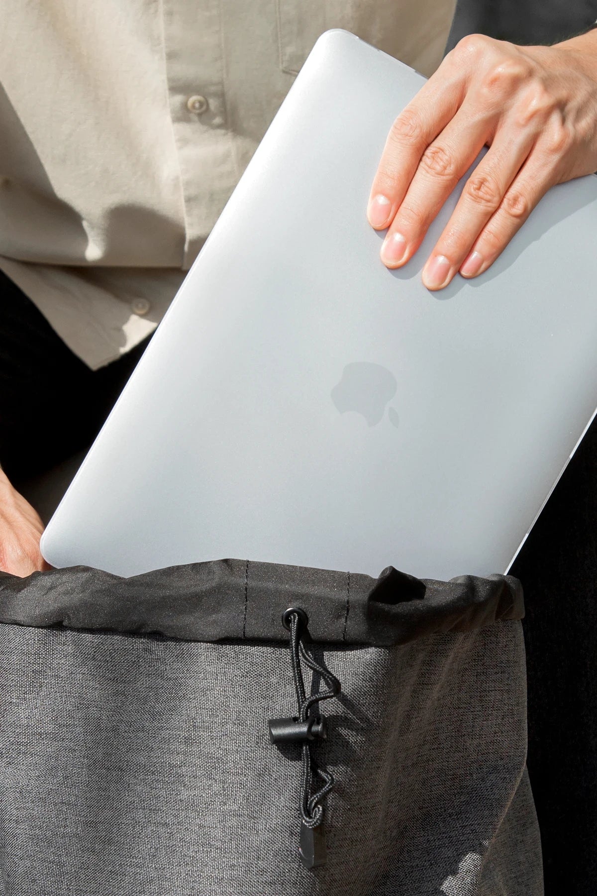 Uniq Macbook Pro 14 (2024) Vero Macbook Kapak