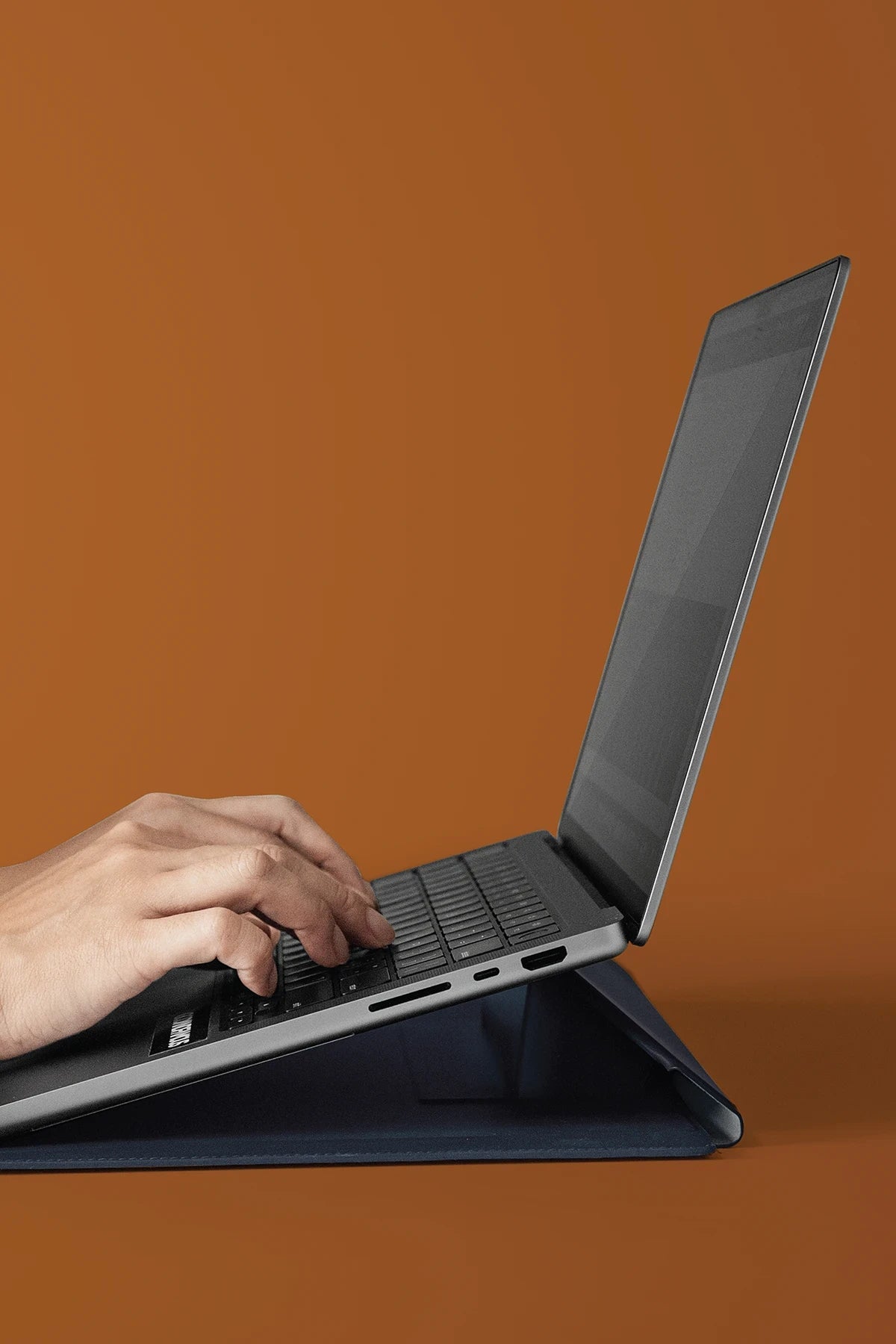 Uniq Oslo Su Geçirmez Katlanabilir Stant Özellikli 14inç Laptop Kılıfı