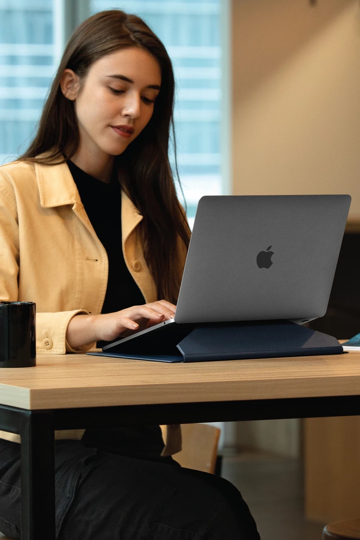 Uniq Oslo Su Geçirmez Katlanabilir Stant Özellikli 14inç Laptop Kılıfı