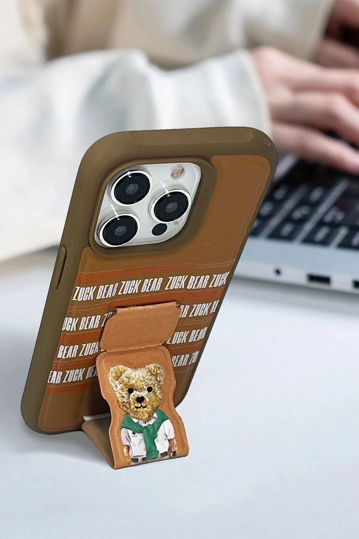 ZuckBear iPhone 15 Pro Claude Standlı Telefon Kılıfı